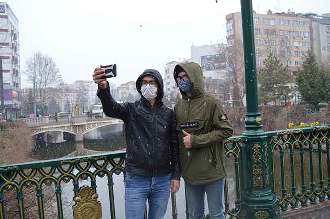 Manzarayı izleyenler, mart karının ortaya çıkardığı kartpostallık görüntüleri cep telefonlarının kameralarıyla ölümsüzleştirdi.