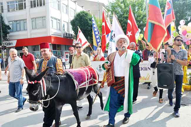 Sivrihisar Belediyesi’nin geleneksel hale getirdiği Sivrihisar Uluslararası Nasreddin Hoca Kültür ve Sanat Festivali öncesi düzenlenen Eskişehir Korteji renkli görüntülere sahne oldu