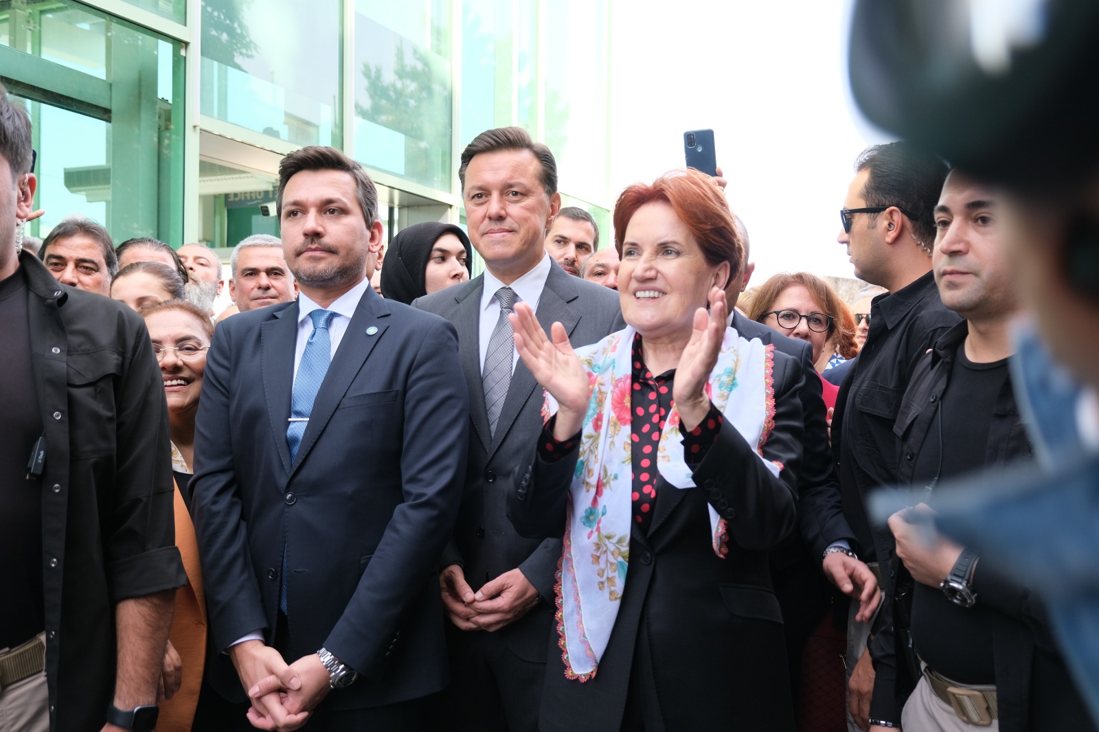 Öte yandan Akşener’in saat 14.30’da teşkilatla bir araya gelerek partisinin belediye başkan adaylarını kamuoyuna açıklayacak.