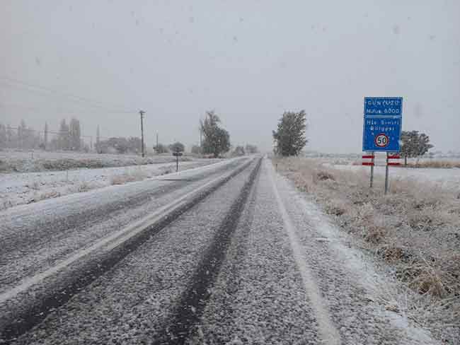 Gece saatlerinde etkili olan kar yağışı özellikle köylerde ve yüksek kesimlerde yer yer 10 santimetreye kadar ulaştı.
