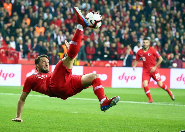 2020 UEFA Avrupa Futbol Şampiyonası Elemeleri H Grubu ikinci maçında, A Milli Takım, Eskişehir’de Moldova’yı ağırlıyor. Karşılaşmanın ilk yarısı Türkiye’nin 2-0 üstünlüğü ile tamamlandı.  Eskişehir'deki maçta renkli görüntüler yaşandı.