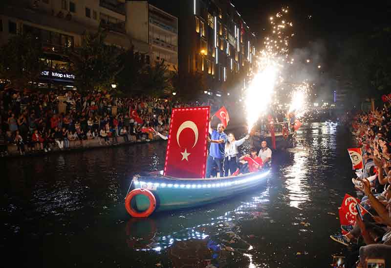 Eskişehir'de 30 Ağustos Zafer Bayramı dolayısıyla fener alayı ve havai fişek gösterisi düzenlendi.