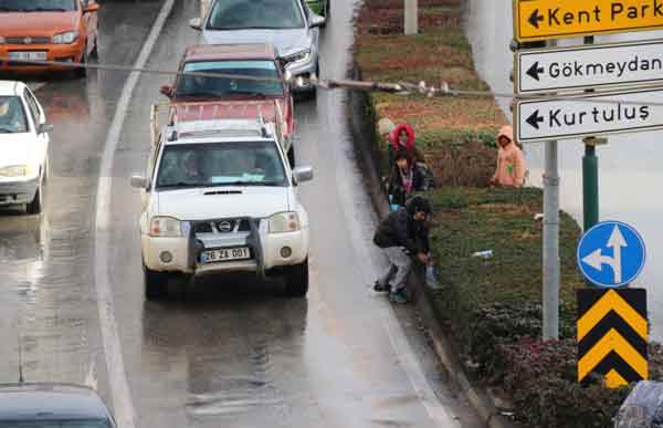 Eskişehir’de trafik ışıklarında canlarını hiçe sayarak dilenen çocuklar tehlike oluşturuyor. 