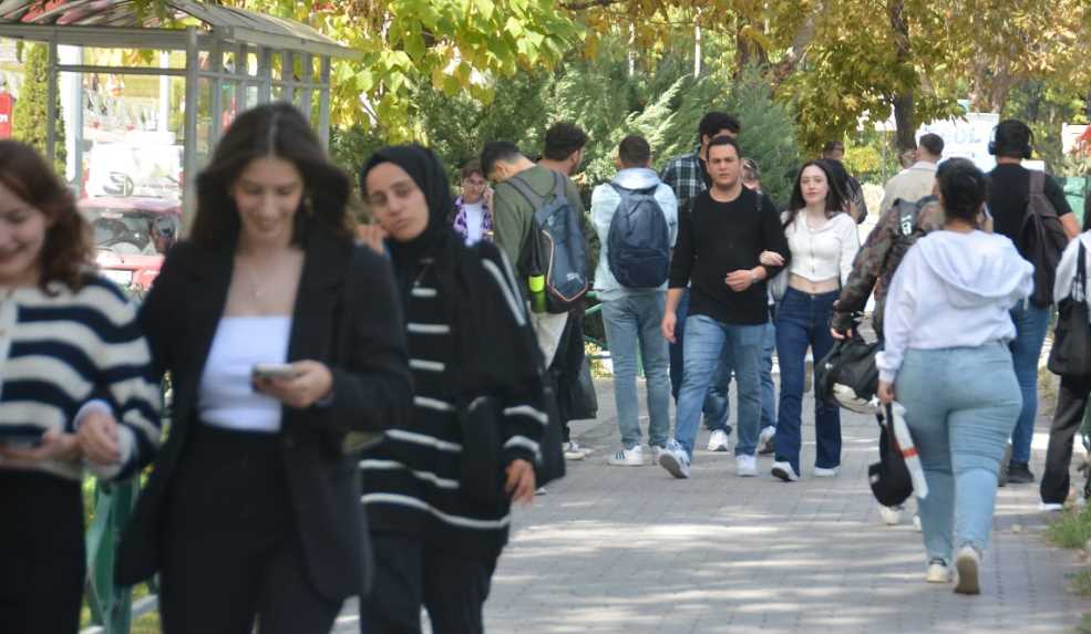 Gelecek kaygısı yaşayan üniversite öğrencileri henüz mezun olmadan umutlarını kaybettiklerini dile getirdi. Türkiye’de kendilerine verilen değer ve imkanların yetersiz olduğunu söyleyen gençler, şimdiden yurt dışına gitme hayali kuruyor.