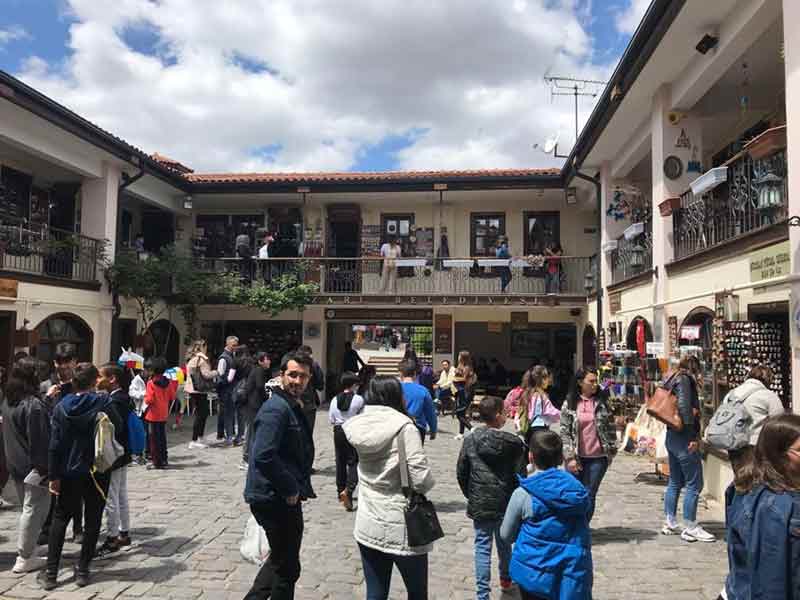 Tarihi Odunpazarı bölgesinin birçok tarihi mekanından birisi olan Atlıhan El Sanatları Çarşısı'na, güneşli hava ve hafta sonu keyfini çıkarmak isteyen yerli ve yabancı turistler büyük ilgi gösterdi. 