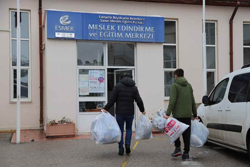 Kahramanmaraş’ta meydana gelen yıkıcı depremin yaralarını sarmak için Eskişehir Büyükşehir Belediyesi’nin başlattığı destek kampanyası seferberliğe dönüştü. 