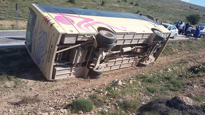 Eskişehir'de devrilen servis minibüsünün içerisinde bulunan 20 öğrenci, kazayı yara almadan atlattı. 