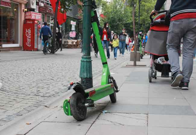 Türkiye’nin bazı şehirlerinde yeni bir ulaşım aracı olarak faaliyete başlayan elektrikli scooterlar, yüksek fiyatları sebebiyle öğrenciler tarafından olumsuz karşılanıyor.