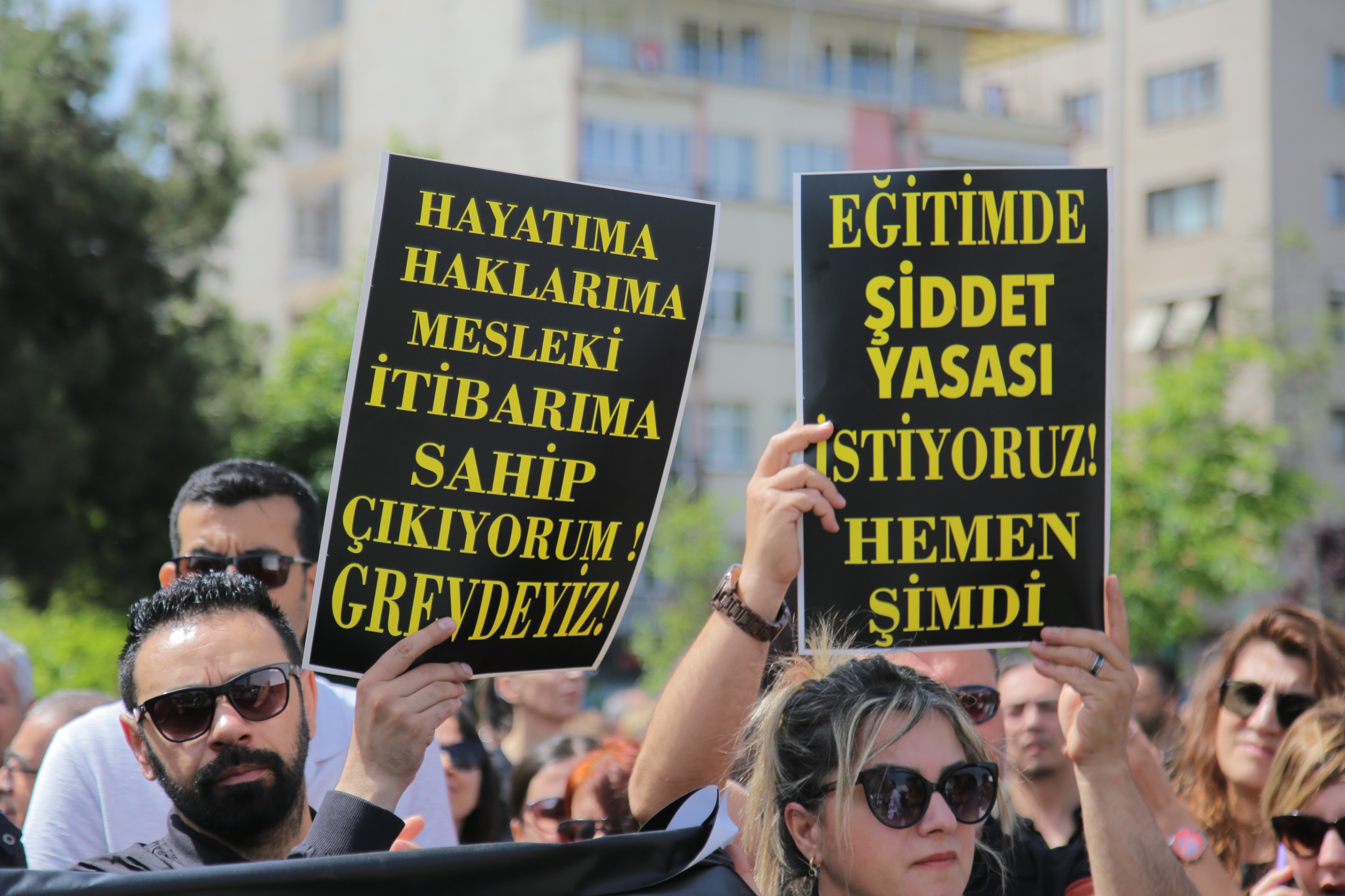 Eskişehir'de, 20 Aralık 2022 tarihinde İstanbul Eyüpsultan'da öğrencisi tarafından silahla öldürülen okul müdürü İbrahim Oktugan için eğitim emekçileri bir araya geldi. Sendika üyesi binlerce öğretmenin katıldığı protestolar Ulus Anıtı önünde gerçekleşti.

Eğitim Sen, Eğitim İş, Özel Sektör Öğretmenleri Sendikası, Hürriyetçi Eğitim Sen, Tüm Öğrenci Velileri Dayanışma Derneği ve Tüm Eğitim Çalışanları Sendikası üyesi öğretmenler, cinayeti kınamak ve çalışma koşullarının iyileştirilmesi için taleplerini dile getirmek için bir araya geldi. Öğretmenlere, öğrenciler ve veliler de destek verdi.

Eğitimciler, "Önlüklerimize kan bulaştı. Artık yeter! Can korkusuyla çalışmak istemiyoruz" diyerek Milli Eğitim Bakanı Yusuf Tekin'e istifa çağrısında bulundu.

Eğitim sendikaları, Oktugan'ın öldürülmesinin ardından Tüm Türkiye'de iş bırakmıştı.

Bu trajik olay, eğitim camiasında büyük üzüntü ve öfkeye yol açtı. Öğretmenler, artan şiddete ve güvensiz çalışma koşullarına karşı tepkilerini dile getirmek için seslerini yükseltmeye devam ediyorlar.