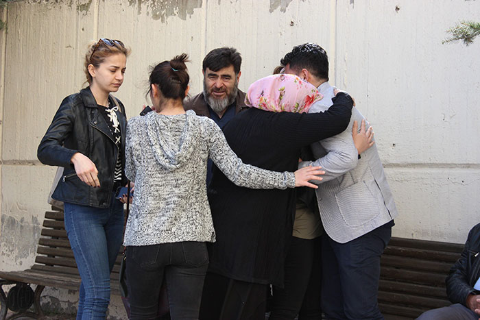 Eskişehir Osmangazi Üniversitesi (ESOGÜ) Eğitim Fakültesinde düzenlenen silahlı saldırının ardından cenazeleri alacak olan ailelerin acılı bekleyişi sürüyor. 