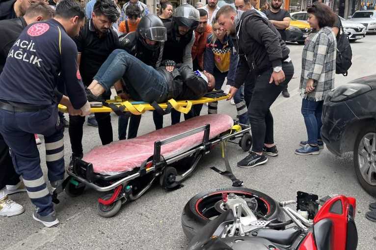 Çarpmanın etkisiyle savrulan motosikletin sürücüsü yaralandı. Motosiklet sürücüsü, ihbar üzerine olay yerine gelen 112 Acil Servis ekiplerince Eskişehir Osmangazi Üniversitesi Tıp Fakültesi Hastanesi’ne kaldırıldı.