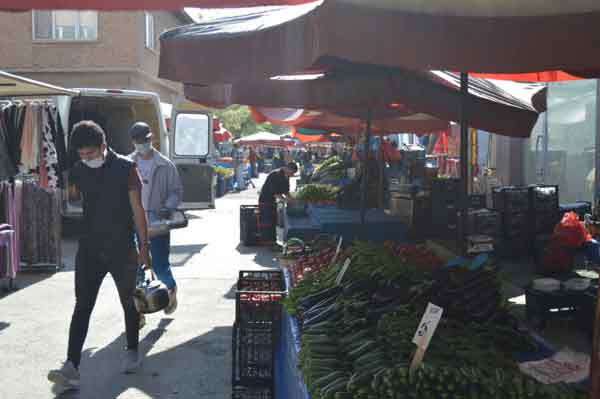 Eskişehir Şirintepe Mahallesi ve Eski Bağlar Mahallesinde kurulan semt pazarı, bir gün arayla 2 gün kuruldu.