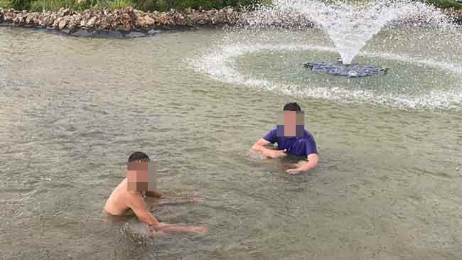 Eskişehir’in Batıkent mahallesinde güneşli havanın bunaltıcı etkisinden kurtulmak için süs havuzuna giren 14 yaşındaki 2 genç arkadaş, öğleden sonra etkisini gösteren sağanak yağışa havuzda yakalandı. 