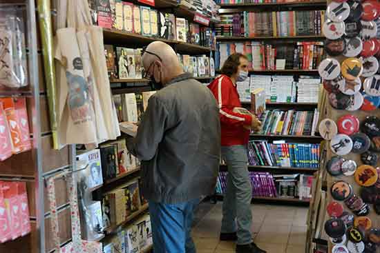 Normalde vatandaş 1 veya 2 kitap alırken bu sefer 4-5 kitap alıyor. Bu sebeple kitap satışları yüzde 100 artmış durumda. 