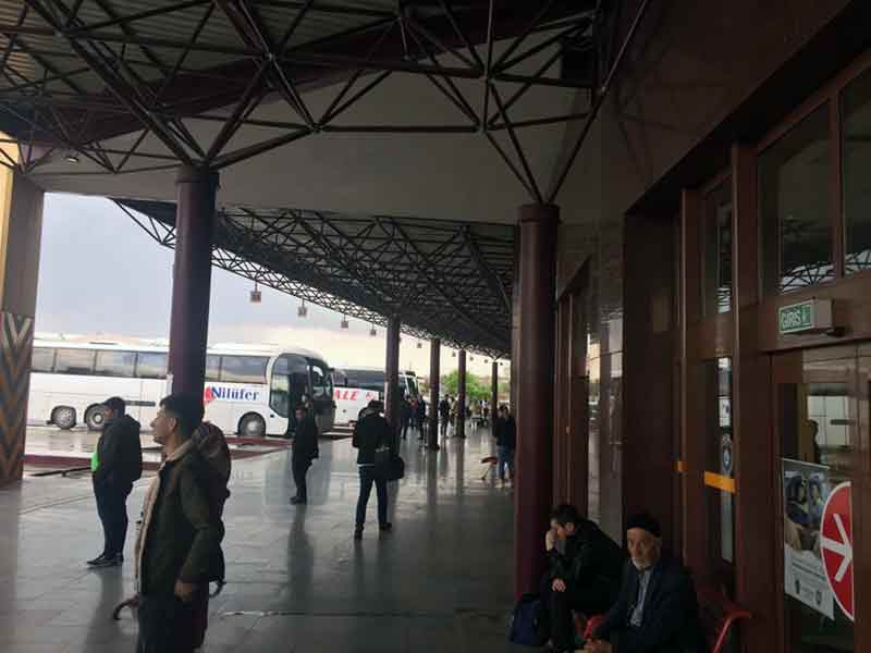 Terminalde hizmet veren ulaşım firmalarının satış yetkilileri Ramazan Bayramı'nın ardından azalan yoğunluğun, üniversitelerin yaz tatiline girmesiyle birlikte artmasını beklediklerini kaydetti.