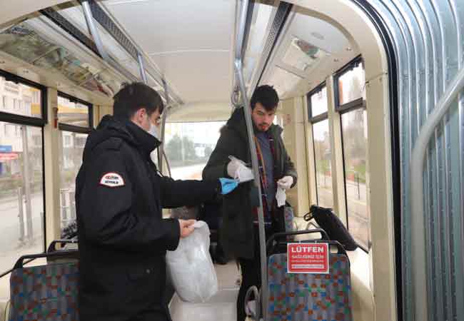 Korona Virüs ile Mücadele Eylem Planı kapsamında toplu taşıma araçlarında seyahat için maske zorunluluğu getiren Eskişehir Büyükşehir Belediyesi, tramvaylarda, bilet gişelerinde ve pazarlarda vatandaşlara ücretsiz maske dağıtıyor. 