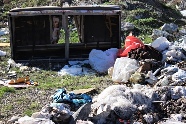 Eskişehir’in ormanlık bir bölgesinden geçen yol üzerindeki çöp birikintilerinin kötü görüntüsü ve içinde biriken atıklar ciddi bir çevre kirliliğine sebep oluyor.