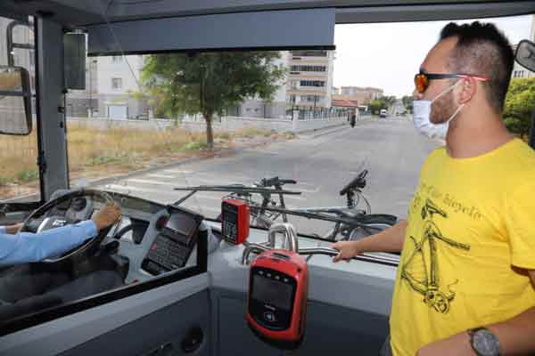 Uygulama kapsamında Vadişehir-Otogar hattında seferler gerçekleştiren Siyah 63 numaralı otobüslerin ön bölümlerine bisiklet aparatları takıldı. 