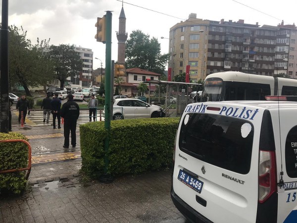 Kaza sonrasında savrulan otomobil, yol kenarında bulunan tramvay durağında bekleyen Sevcan S.'ye çarparak durdu. 