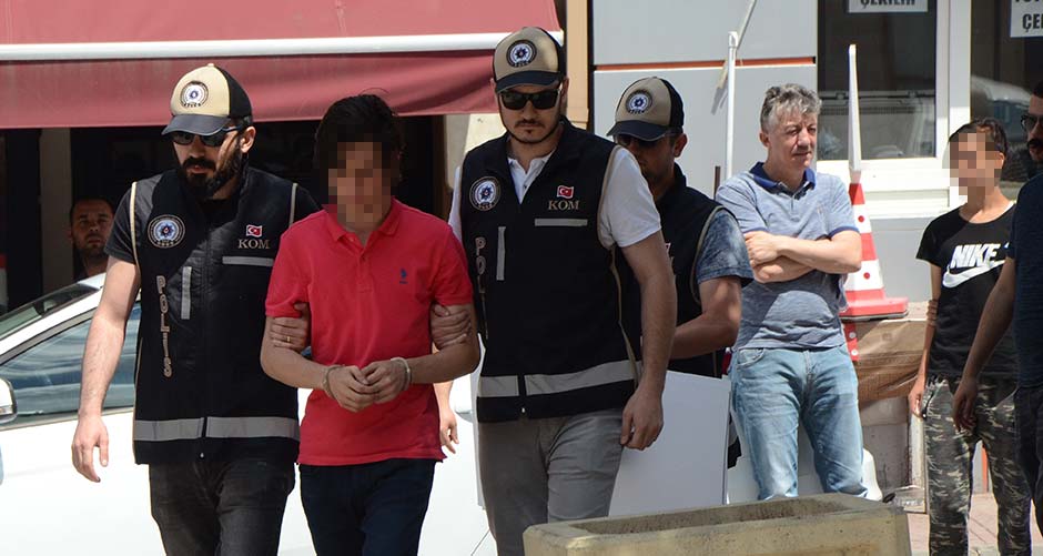 Eskişehir'de düzenlenen operasyonda Turcoin dolandırıcısı 2 şüpheli otoparkta yakalandı. 
