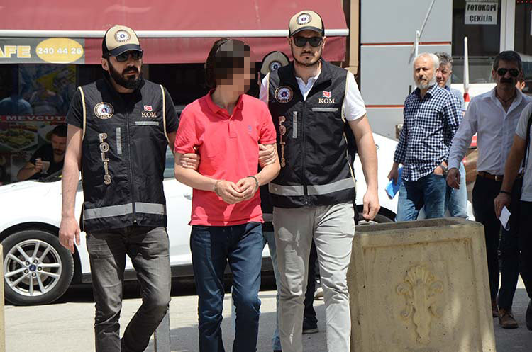 Eskişehir'de düzenlenen operasyonda Turcoin dolandırıcısı 2 şüpheli otoparkta yakalandı. 