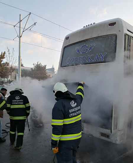 Cengiz S. idaresindeki 26 S 0792 plakalı servis otobüsünün motor bölümü henüz belirlenemeyen bir nedenle yanmaya başladı.