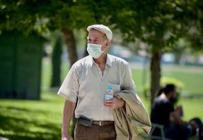 Eskişehir'de yeni tip koronavirüs (Kovid-19) tedbirleri kapsamında sokağa çıkma kısıtlaması 6 saatliğine kaldırılan 65 ve üstü yaşlardakiler ile kronik rahatsızlığı olan kişiler açık havada gezinti yaptı.
