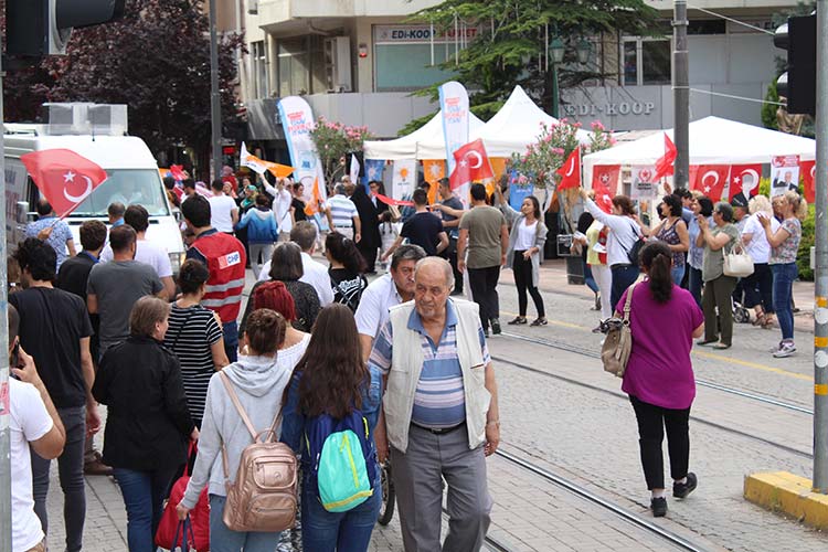 Seçim çalışmalarının hız kazanmasıyla demokratik görüntülerin ortaya çıktığı Eskişehir’de, partiler yan yana kurdukları stantlar ile 24 Haziran seçimleri için gün boyu propaganda yapıyor. 