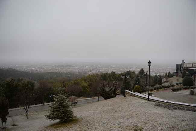 Beyaz örtüyle kaplanan kentin yüksek kesimlerinde biriken kar ise seyirlik görüntüler oluşturdu.