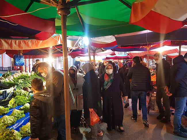 Eskişehir Şirintepe mahallesinde tezgâhını kuran ve ismini belirtmek istemeyen bir pazarcı bu konuda görüşlerini aktardı: