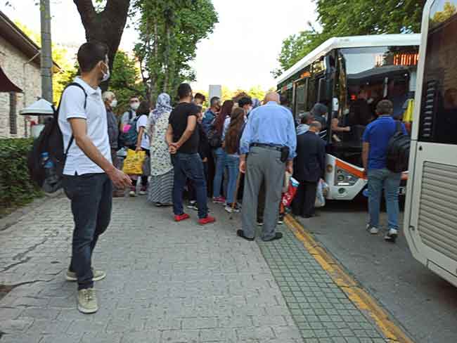 Eskişehir Büyükşehir Belediyesine bağlı otobüslerin bulunduğu durakta vatandaşlar yoğunluk oluşturdu.