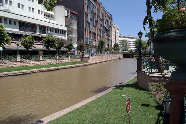 Bir haftayı aşkın bir süredir Eskişehir ve çevresindeki illerde etkili olan yoğun sağanak yağış ve sel suları nedeniyle ünlü çayın suyu renk değiştirdi.