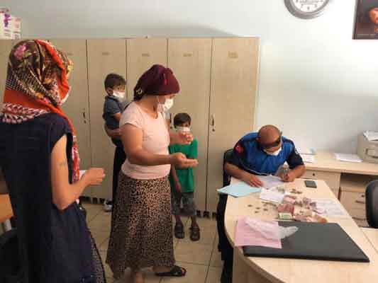 Eskişehir Odunpazarı Belediyesine bağlı zabıta ekipleri, cuma namazı sonrası cemaatten para isteyen dilencilere operasyon düzenlendi.