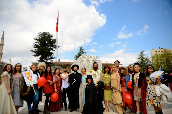 Anadolu Üniversitesinin (AÜ) Bahar Şenlikleri kapsamında birbirinden ilginç kostümler giyen öğrenciler, Rektör Prof. Dr. Şafak Ertan Çomaklı ile kentte yürüyüş yaptı.