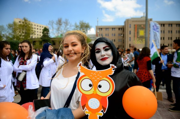 Anadolu Üniversitesinin (AÜ) Bahar Şenlikleri kapsamında birbirinden ilginç kostümler giyen öğrenciler, Rektör Prof. Dr. Şafak Ertan Çomaklı ile kentte yürüyüş yaptı.