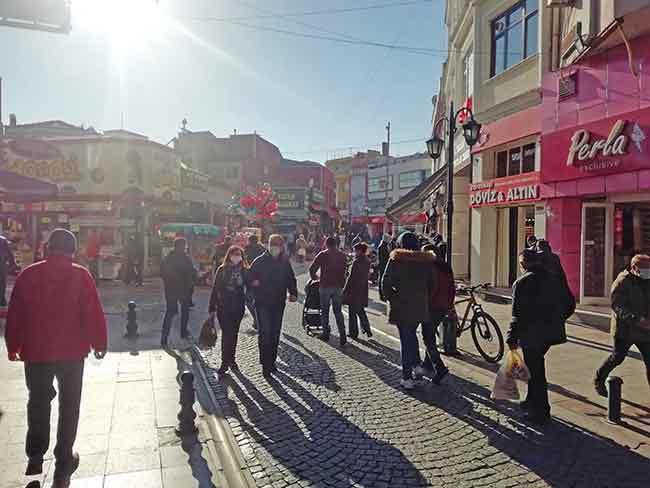 Eskişehir'de hafta sonu yaşanan sokağa çıkma kısıtlaması öncesi ve sonrasında vatandaşlar sosyal mesafeyi hiçe sayarak şehir merkezini doldurmaya devam ediyor.