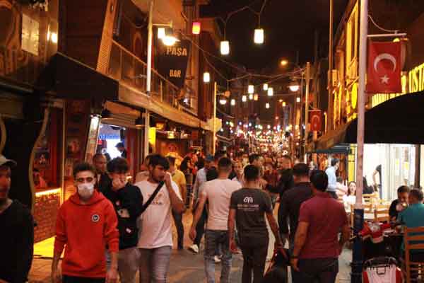 Genelde hafta sonları oldukça kalabalık geçen Eskişehir’in Barlar sokağında, Korona virüs (COVİD-19)’a karşı tedbirler pek dikkate alınmıyor.