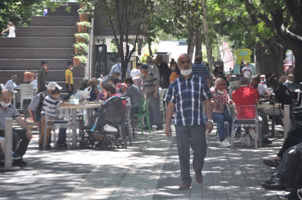 Özellikle Hamamyolu ve İki Eylül Caddelerinde yoğunluk oluşturan vatandaşların bir kısmı yakınlarıyla vakit geçirirken, bir kısmı ise alışveriş yaptı. 