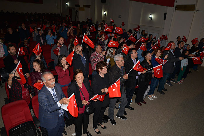 Tepebaşı Belediyesi Türk Sanat Müziği Çocuk ve Gençlik Korosu, 23 Nisan Ulusal Egemenlik ve Çocuk Bayramı Konserinde bayram coşkusunu marş ve şarkılarla yaşattı. 