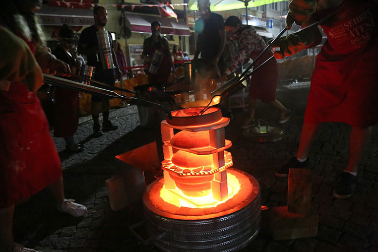 Odunpazarı Belediyesi tarafından ‘Şehrin Ateşi’ sloganı ile düzenlenen Odunpazarı 4’üncü Uluslararası Seramik Pişirim Teknikleri Çalıştayı’nda sanatçı ve bilim insanlarının çalışmaları üçüncü gün de devam etti. 