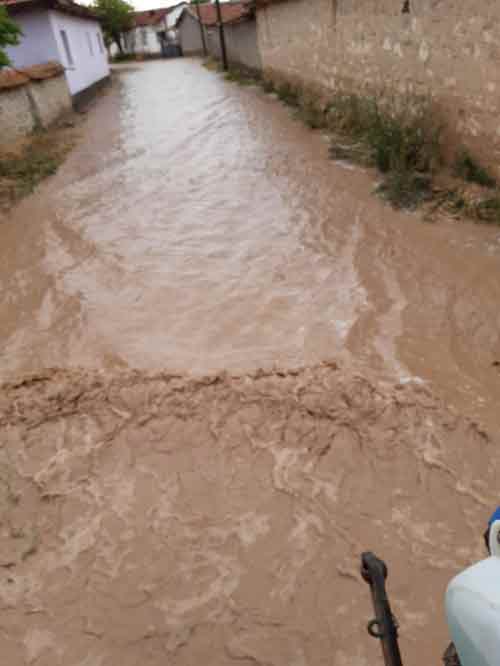 Yakınındaki 2 bölgeden gelen sel sularının yanı sıra yoğun yağış alan Beykışla Mahallesi sokakları sular altında kaldı.
