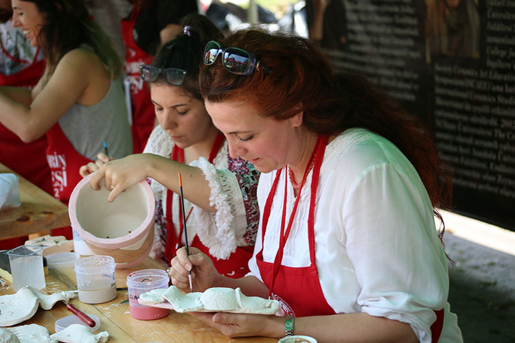 Odunpazarı Belediyesi tarafından ‘Şehrin Ateşi’ sloganı ile düzenlenen Odunpazarı 4’üncü Uluslararası Seramik Pişirim Teknikleri Çalıştayı, Tarihi Odunpazarı Meydanı’nda başladı.