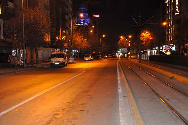 Hafta içi her gün uygulanacak olan kısıtlama akşam saat 21.00 ile sabah 05.00 arasında olacak. Kısıtlama Eskişehir'de polis ekipleri tarafından alınan önlemler ile uygulamaya konuldu.