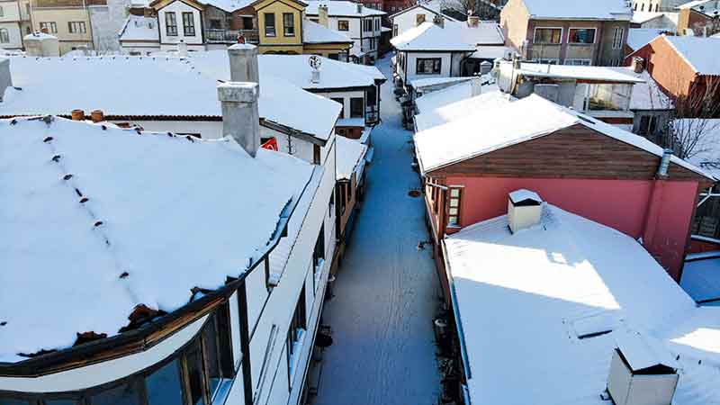 Eskişehir’de 2 gündür aralıklarla etkili olan kar yağışı, kentin turizm merkezlerinden biri olan tarihi Odunpazarı Bölgesi’nde kartpostallık manzaralar oluşturdu
