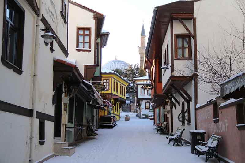 Her yıl binlerce yerli ve yabancı turist tarafından ziyaret edilen tarihi bölgede, karla kaplı çatılar ve sokaklar seyrine doyumsuz manzaralar oluşturdu