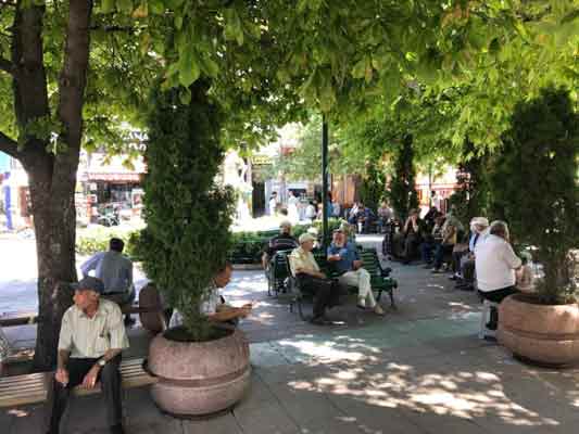 Hava sıcaklığının 30 dereceyi bulduğu Eskişehir’de, vatandaşlar bunaltıcı sıcaklardan korunmak için çareyi serin yerlere ve gölgelik alanlara oturmakta buldu.
