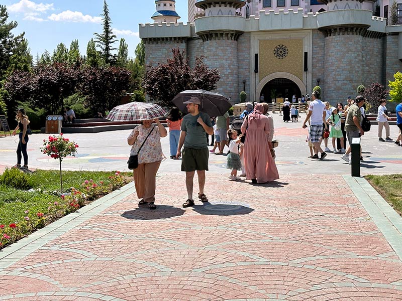 Hava sıcaklıklarının mevsim normalleri üzerinde seyrettiği Eskişehir’de hafta sonunu gezerek geçirmek isteyen vatandaşlar zor anlar yaşadı.