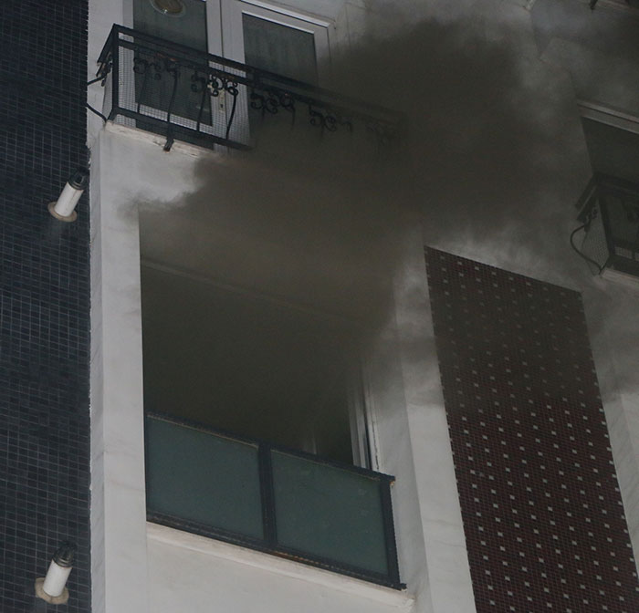 Eskişehir’de bir apartman dairesinin 4’üncü katında çıkan yangın korku ve paniğe neden oldu. Yangın esnasında balkona sığınan şahsı itfaiye ekipleri kurtardı. 