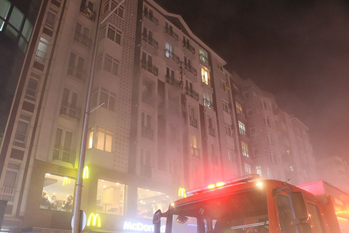 Eskişehir’de bir apartman dairesinin 4’üncü katında çıkan yangın korku ve paniğe neden oldu. Yangın esnasında balkona sığınan şahsı itfaiye ekipleri kurtardı. 