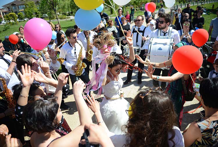 Eskişehir'de bir çift kent merkezindeki halka açık bir parka davet ettiği arkadaşlarıyla bando eşliğinde balon ve uçurtma uçurdu, Porsuk Çayı kenarında kıyılan nikahın ardından su savaşı yapıp eğlendiler.